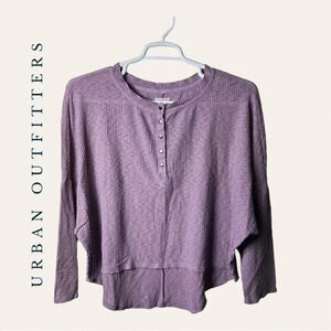 0326W. URBAN OUTFITTERS LONG SLEEVE TOP SIZE MEDIUM‎ LILAC IN COLOR